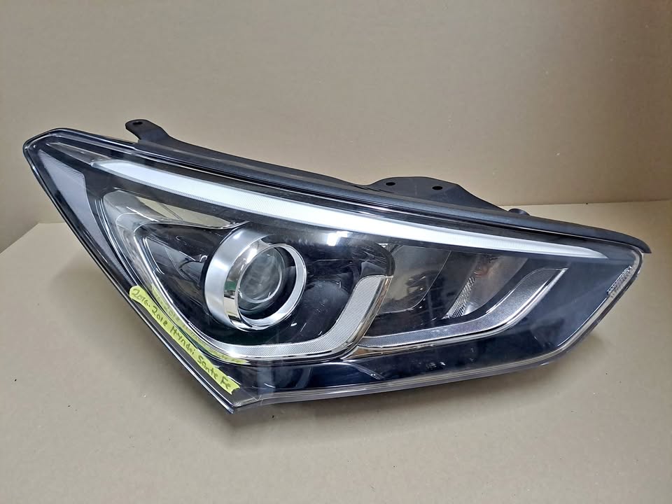 Hyundai Sante Fe RHS LED Xenon Headlight (2016 - 2018) - Private Seller Hyundai Sante Fe RHS LED Xenon Headlight (2016 - 2018) - Private Seller
