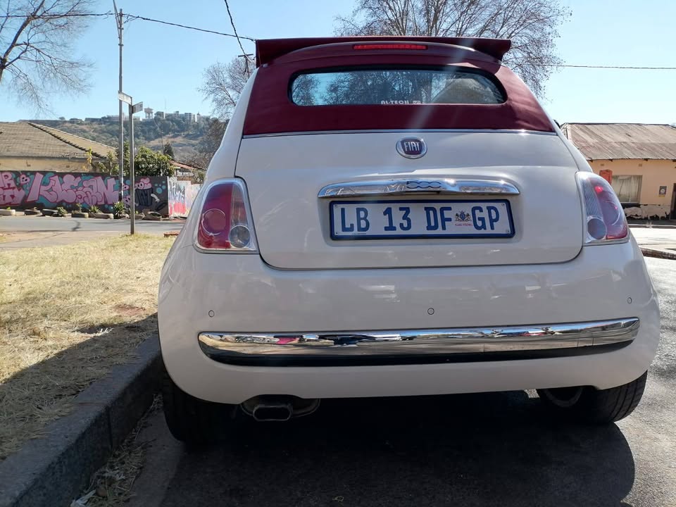 2015 FIAT 500C CONVERTIBLE WITH REVERSE SENSORS IN EXCELLENT CONDITION