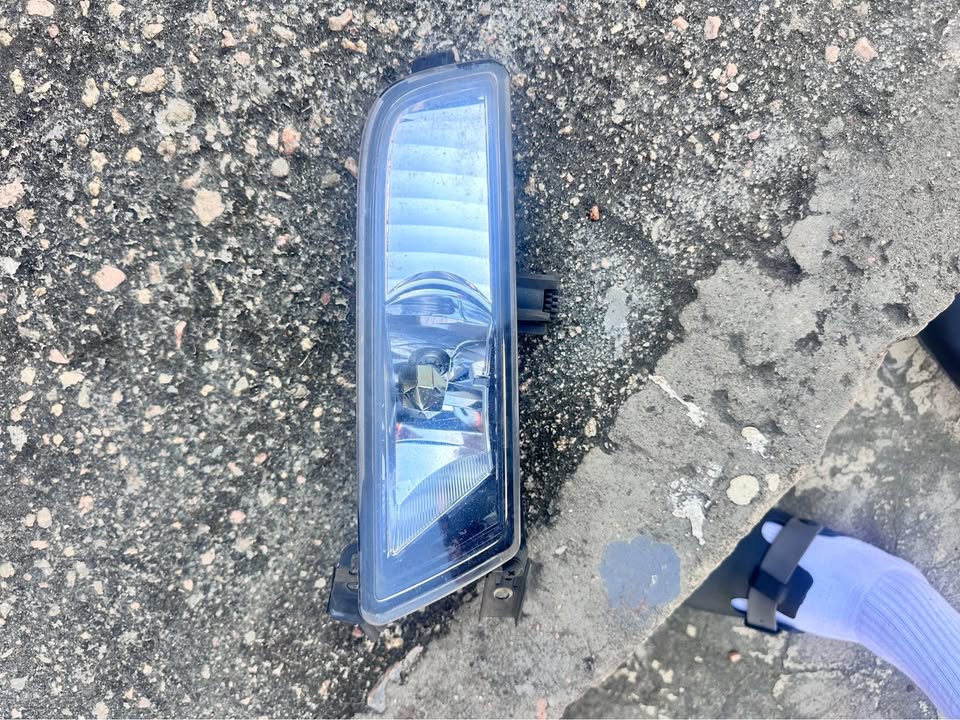 Honda crv left side fog light with bracket - Private Seller Honda crv left side fog light with bracket - Private Seller