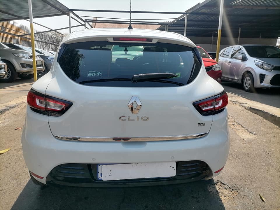 2017 Renault Clio 900T Turbo Service book and a leather seat