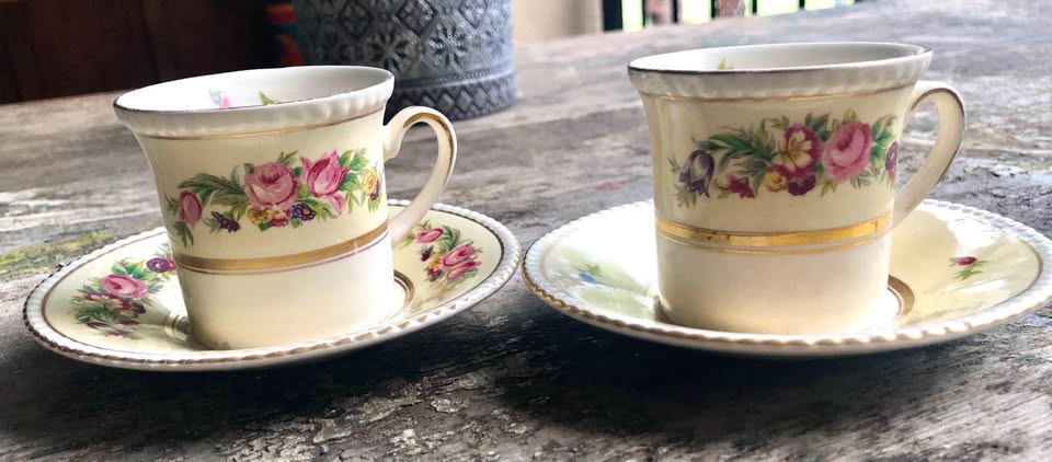 SIMPSONS POTTERY ENG AMBASSADOR WARE DEMI CUPS & SAUCERS HAMPTON COURT – 1 cup has chip as per pic SIMPSONS POTTERY ENG AMBASSADOR WARE DEMI CUPS & SAUCERS HAMPTON COURT – 1 cup has chip as per pic
