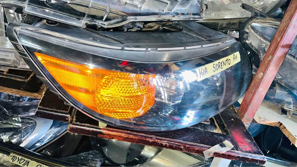Kia Sorento headlight - Private Seller Kia Sorento headlight - Private Seller