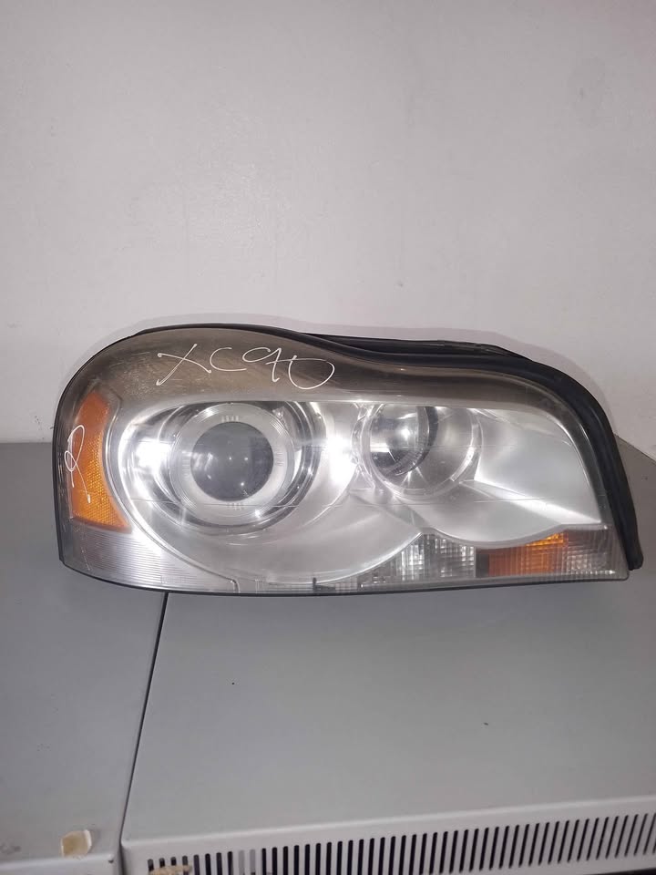 VOLVO XC90 RIGHT XENON HEAD LIGHT FOR SALE (DELIVERY AVAILABLE NATION WIDE) - Private Seller VOLVO XC90 RIGHT XENON HEAD LIGHT FOR SALE (DELIVERY AVAILABLE NATION WIDE) - Private Seller