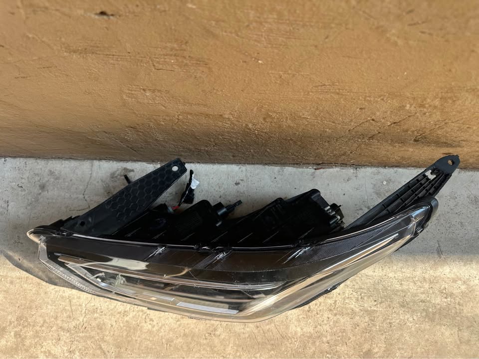 Nissan Magnite left side led xenon headlight - Private Seller Nissan Magnite left side led xenon headlight - Private Seller