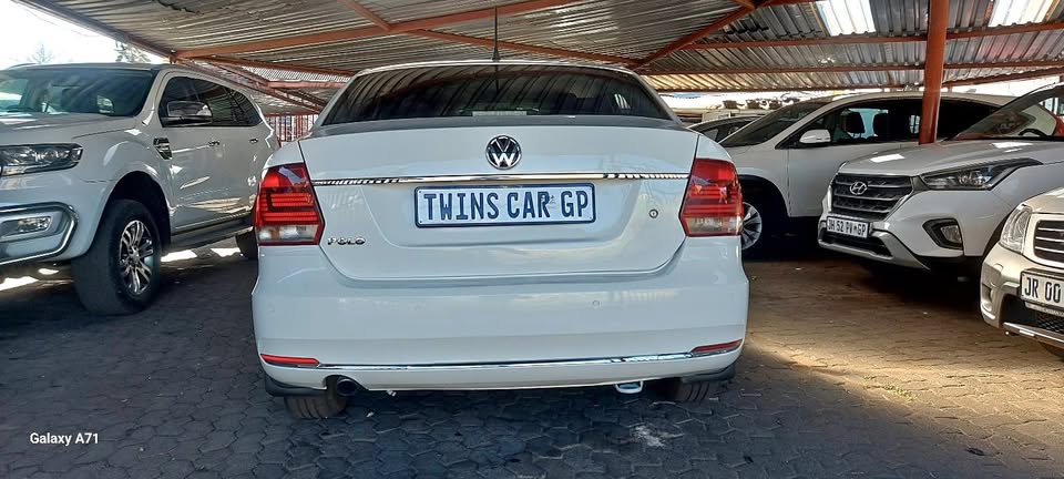 Volkwogen Polo6 1.4 Manual petrol sedan