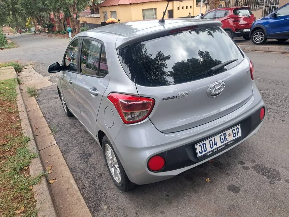 Hyundai i10 grand Silver 2019 for