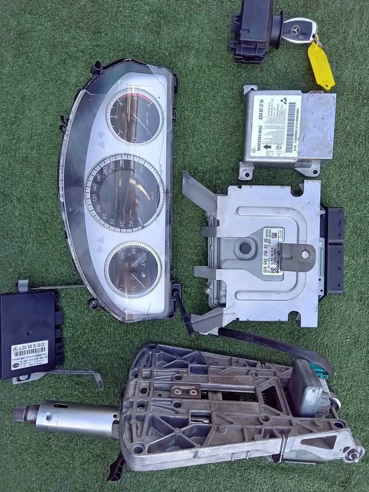 MERCEDES BENZ W204 C CLASS 320  WITH OM642 V6 DIESEL ENGINE COMPLETE LOCKSET AVAILABLE FOR SALE