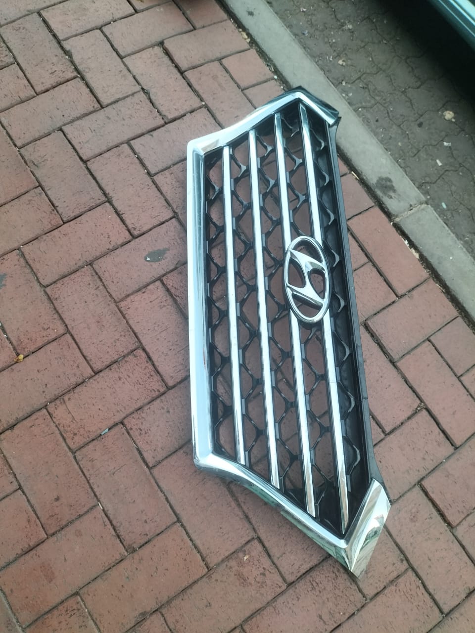 Hyundai Tucson grill for Sale - Private Seller Hyundai Tucson grill for Sale - Private Seller