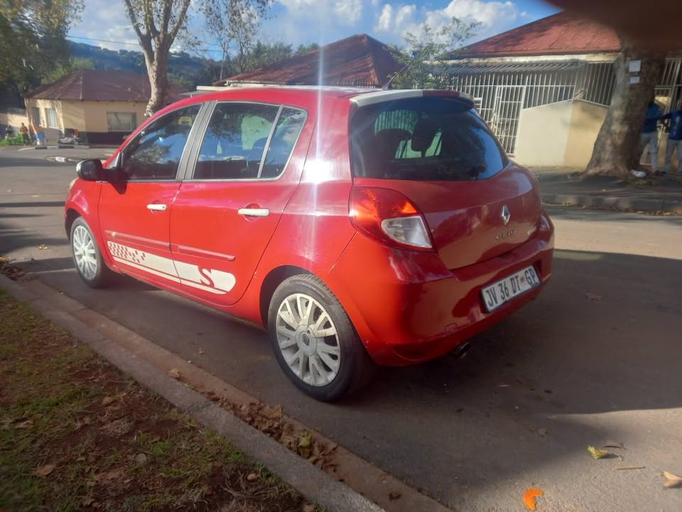 2010 Renault Clio 1.6 petrol, Manual , Red, 182000km