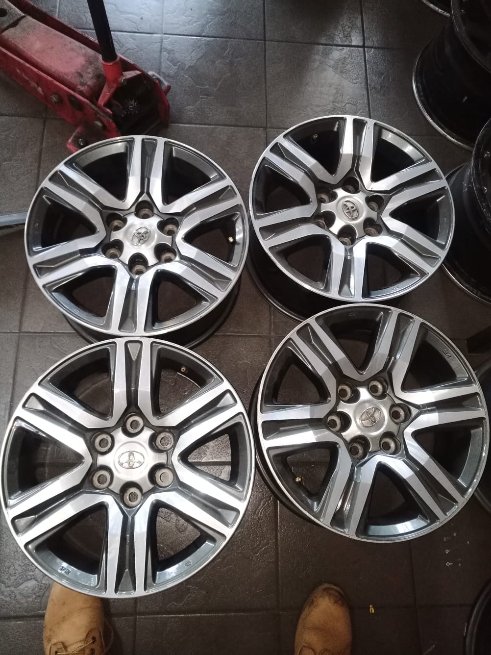 17inch Toyota Hilux/Fortuner original mags set for - Private Seller 17inch Toyota Hilux/Fortuner original mags set for - Private Seller