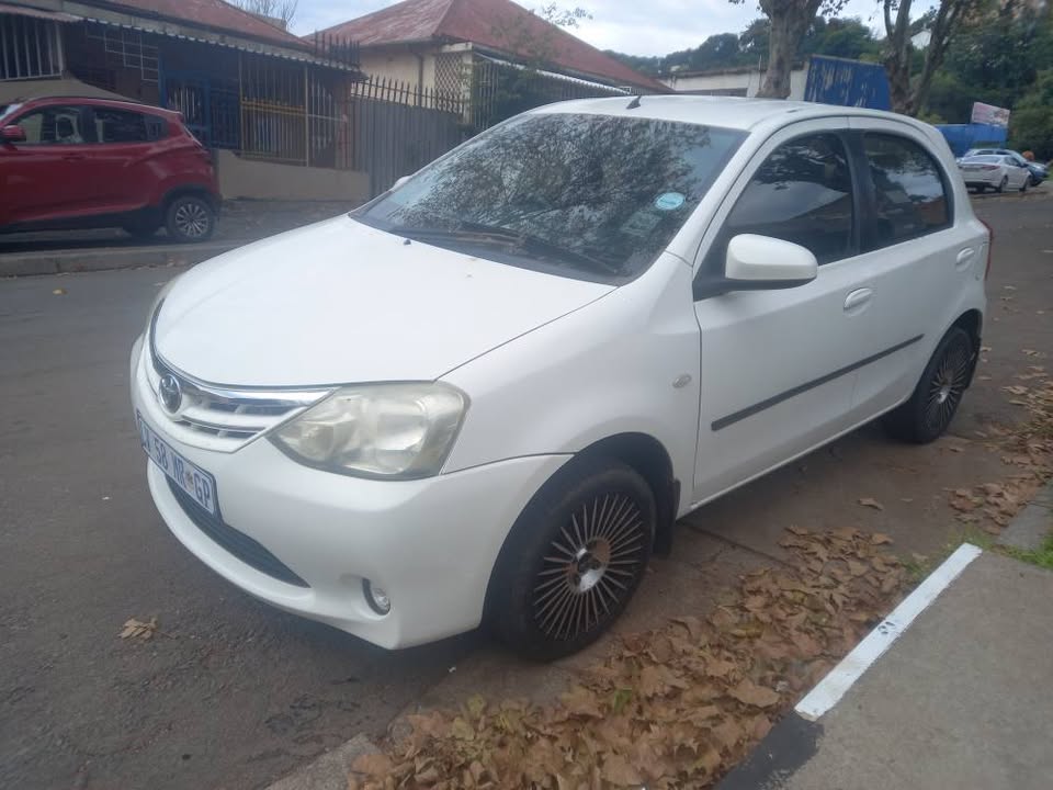 2014 TOYOTA ETIOS HATCHBACK 1.5 PETROL, MANUAL, WHITE, 121000KMS