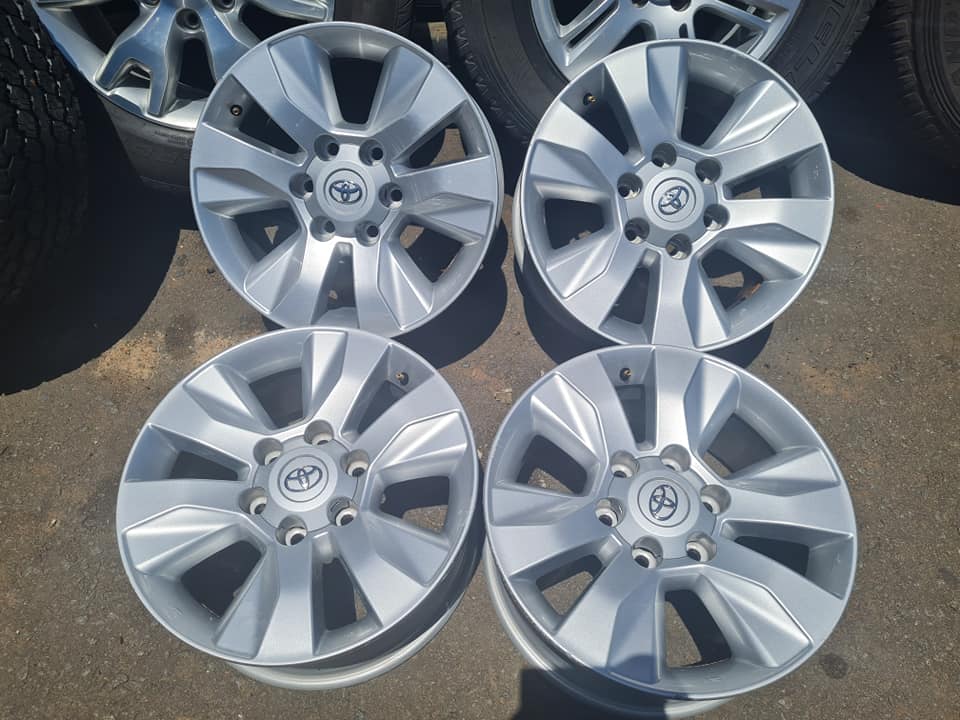 Toyota Hilux Gd6 original alloy mags size 17 - Private Seller