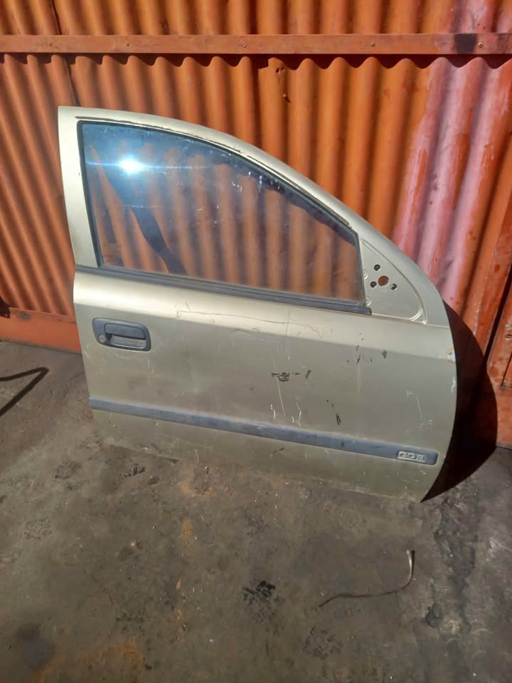 OPEL ASTRA G R FRONT DOOR COMPLETE - Private Seller