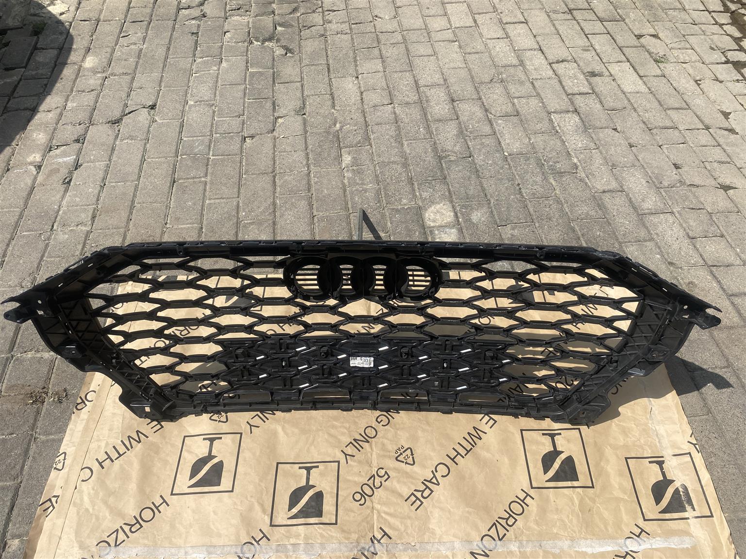 2024 AUDI Q3 RADIATOR GRILLE FOR SALE. IN PRISTINE CONDITION - Private Seller