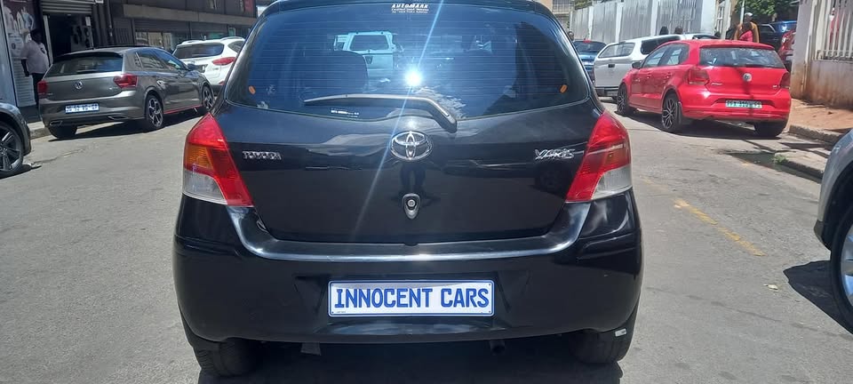 2011 TOYOTA YARIS 1.3 PETROL, MANUAL TRANSMISSION, BLACK COLOUR, MILEAGE