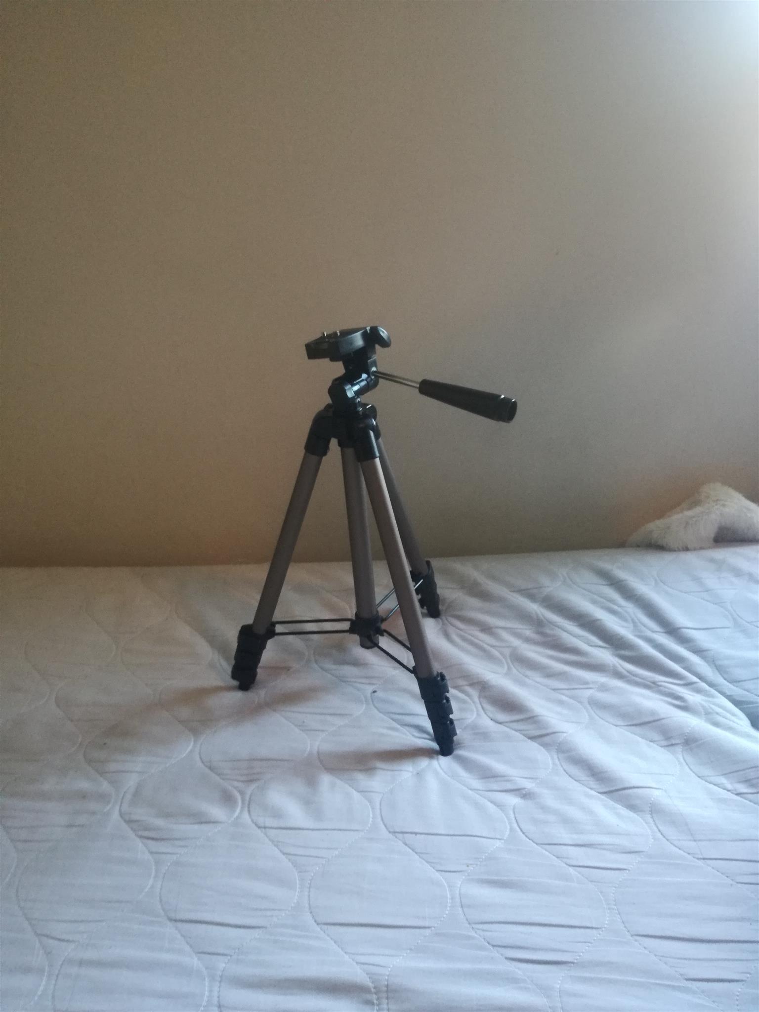 Hy I am selling my camera tripod serious buyers please message me on this number