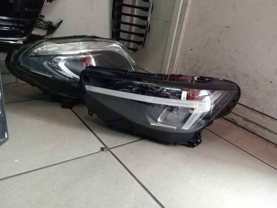 Volvo XC40 Headlight   Used Auto Body Spare Parts at Sema Spare Center. - Private Seller