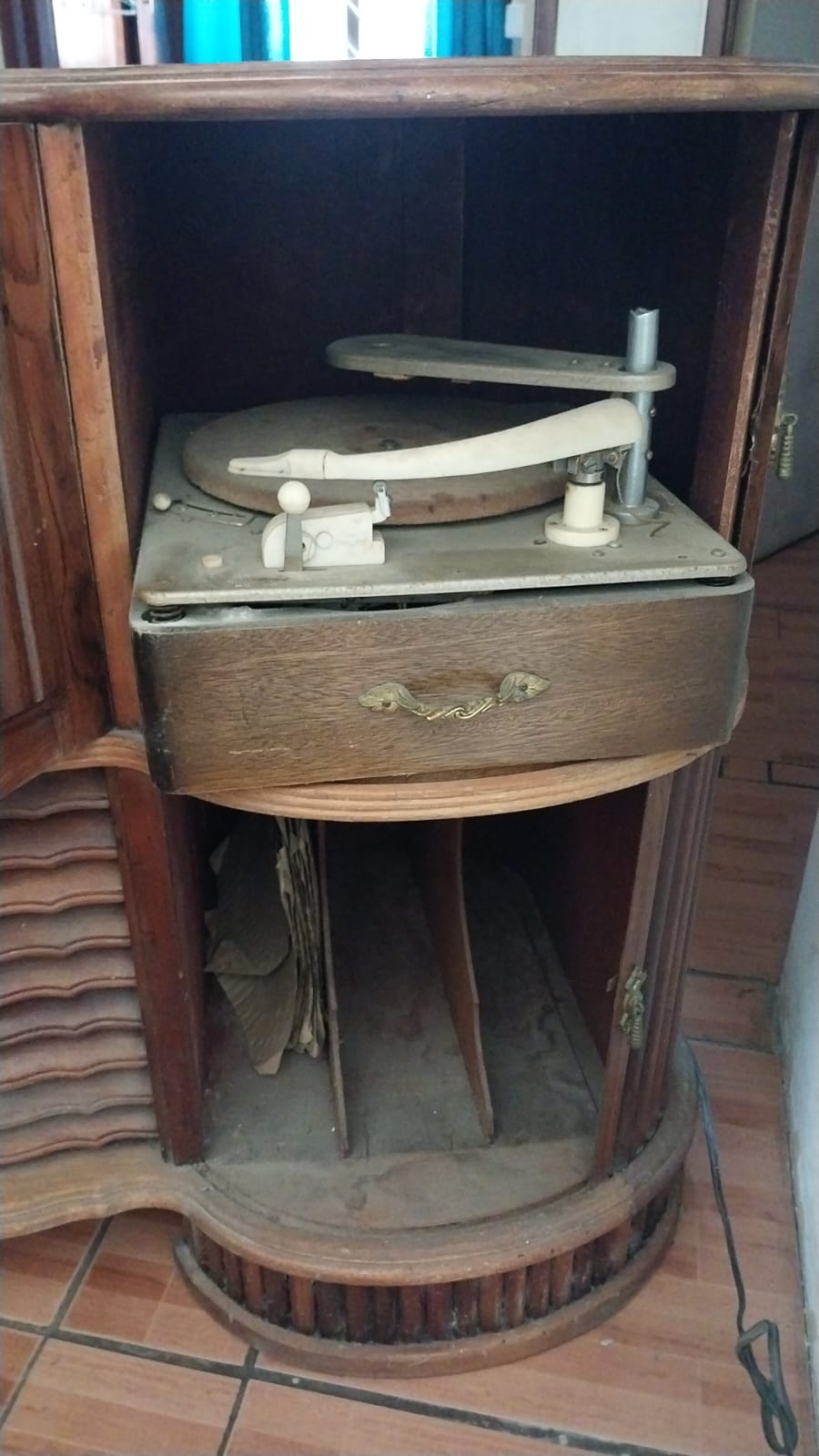 ANTIQUE RADIO CABINET