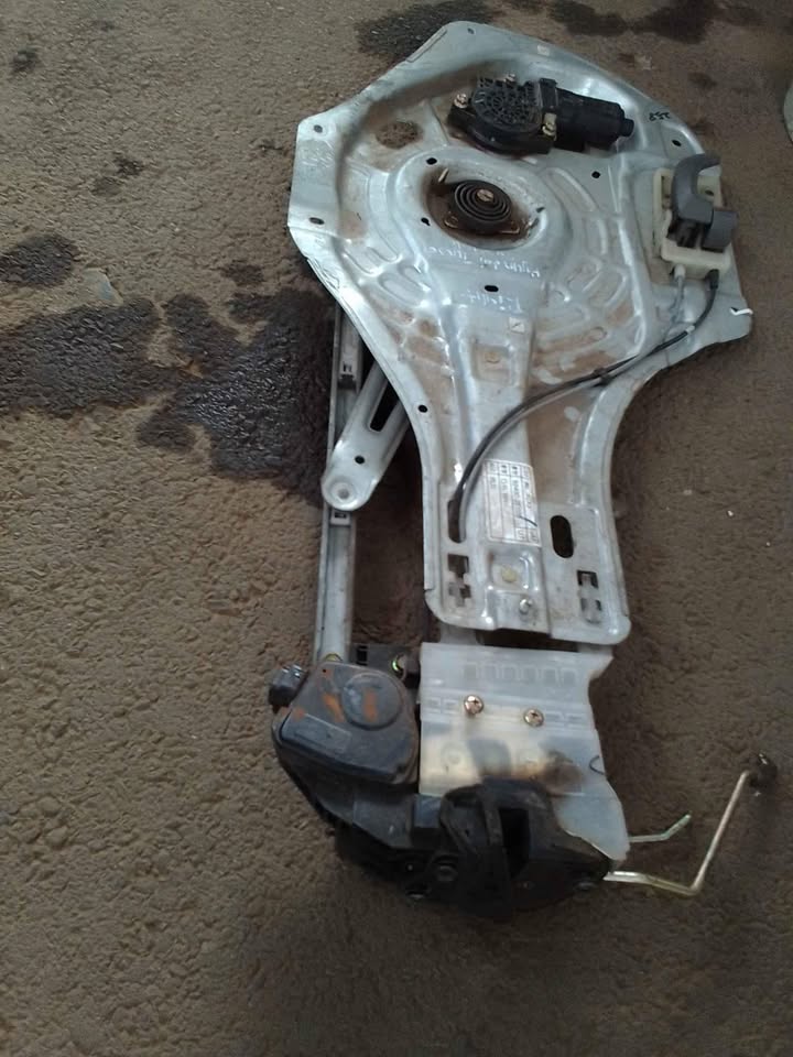 2005 up Hyundai Tucson window mechanism and door lock mechanism right front - Private Seller 2005 up Hyundai Tucson window mechanism and door lock mechanism right front - Private Seller
