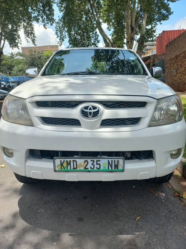 2008 TOYOTA HILUX DOUBLE CAB 2.7 VVTI HI RIDER IN EXCELLENT CONDITION