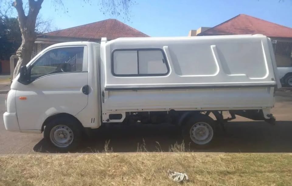 2008 HYUNDAI H100 BAKKIE 2.6 DIESEL WITH CANOPY IN EXCELLENT CONDITION