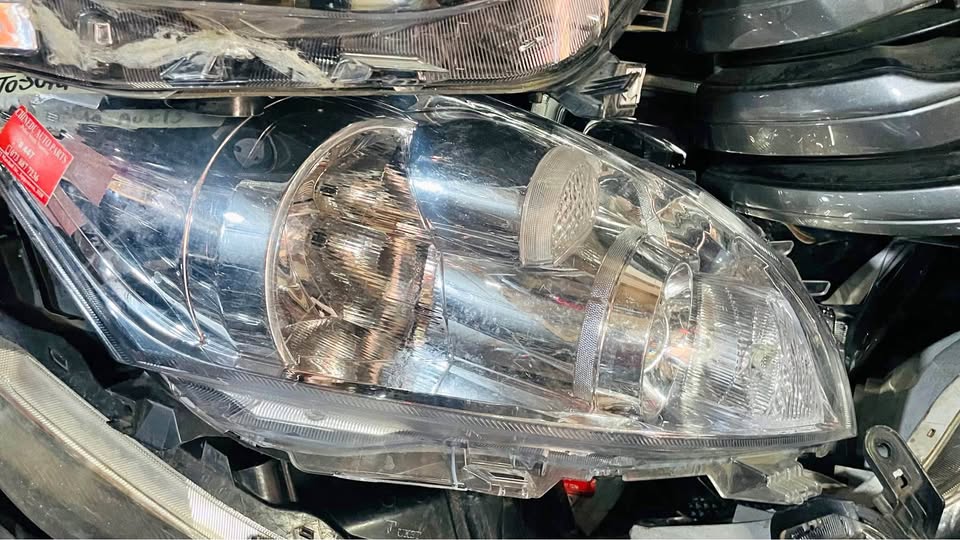 Toyota Auris headlight 2013 - Private Seller Toyota Auris headlight 2013 - Private Seller