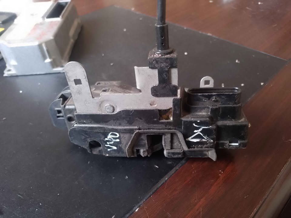 VOLVO V40 D4 DOORLOCK AVAILABLE - Private Seller VOLVO V40 D4 DOORLOCK AVAILABLE - Private Seller