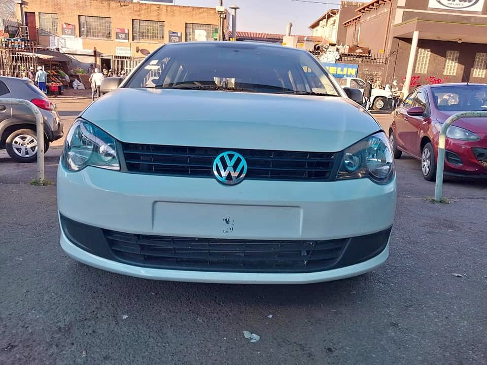 2011 VOLKSWAGEN POLO VIVO 1.4  HATCH BACK WHITE COLOR MANUEL PETROL PRICE