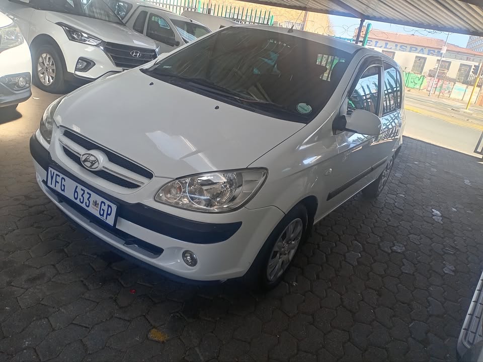Hyundia Getz 1.4 Manual petrol 2007 White Service Book Spear key