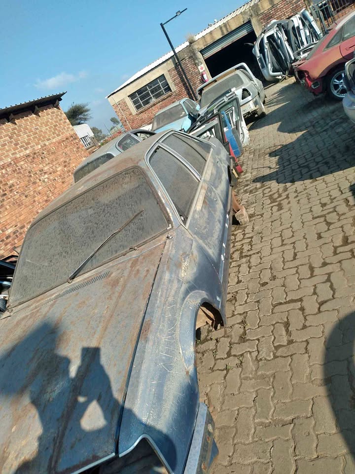 Chevrolet commodore stripping for spares please contact us for more details - Private Seller Chevrolet commodore stripping for spares please contact us for more details - Private Seller