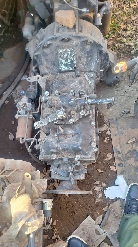 Nissan UD80/90/95 gearbox available