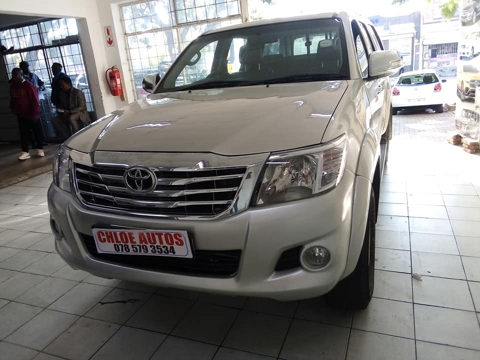 2010 Toyota Hilux 2.7VVTi Double Cab Manual Silver color Leather Seat  With Canopy  Spare Key