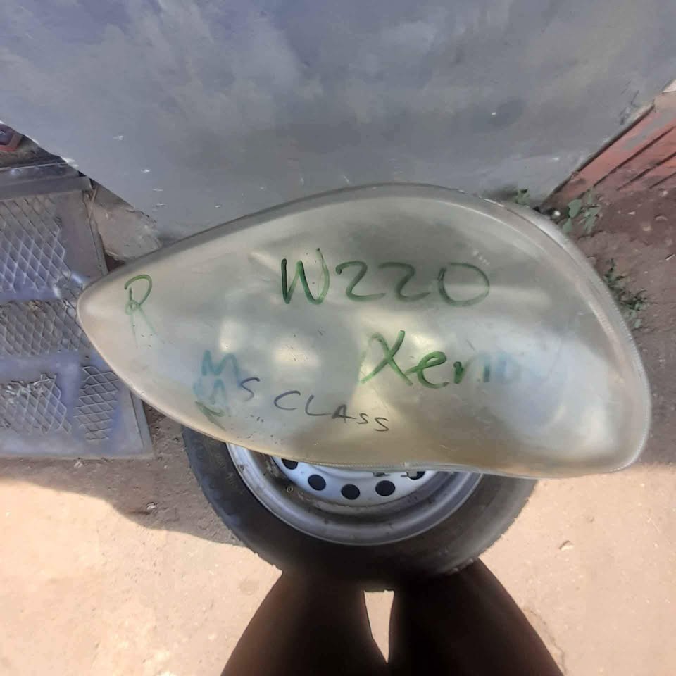 MERCEDES BENS W220 XENON RIGHT HEADLIGHT (DELIVERY AVAILABLE COUNTRY WIDE) - Private Seller MERCEDES BENS W220 XENON RIGHT HEADLIGHT (DELIVERY AVAILABLE COUNTRY WIDE) - Private Seller