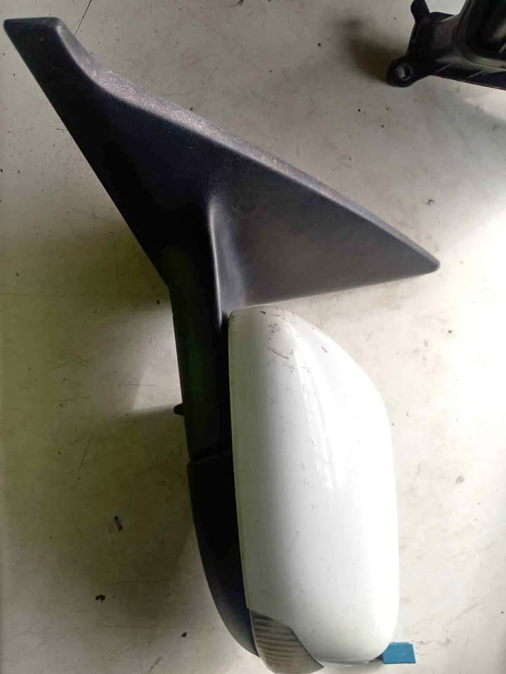 Volvo s40 2008 2.4 lhs door mirror - Private Seller Volvo s40 2008 2.4 lhs door mirror - Private Seller