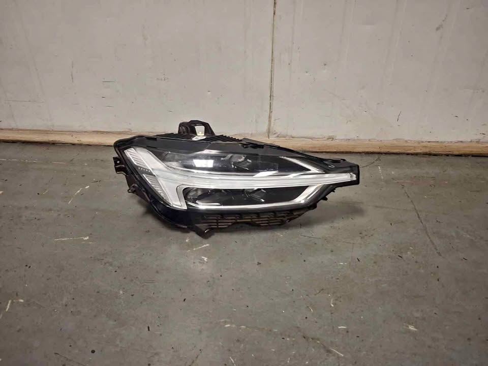 Volvo XC60 headlight right side 2020 model - Private Seller Volvo XC60 headlight right side 2020 model - Private Seller