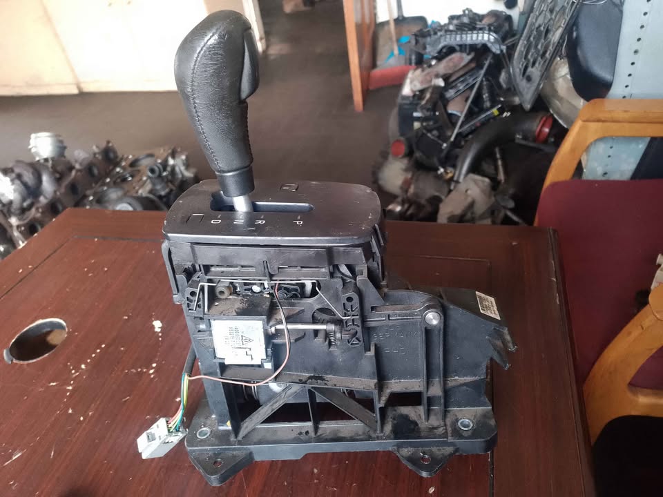 VOLVO S40 2006 AUTOMATIC GEAR LEVER - Private Seller VOLVO S40 2006 AUTOMATIC GEAR LEVER - Private Seller