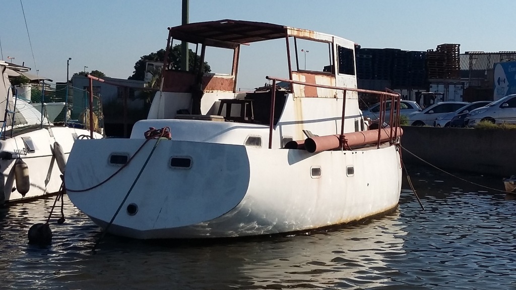 Boat in Durban Harbour – excellent alternative living