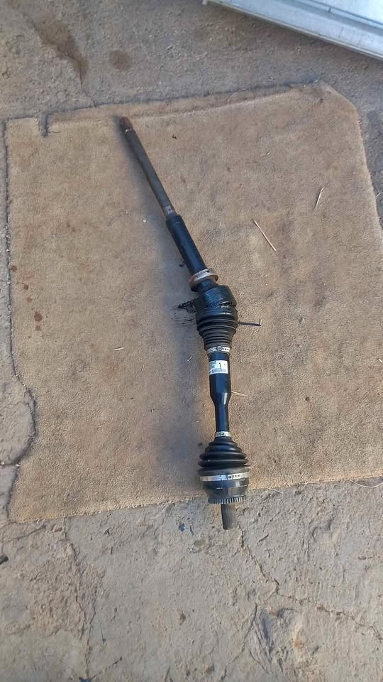 VOLVO XC90 D5 2.4D FRONT RIGHT DRIVING SHAFT