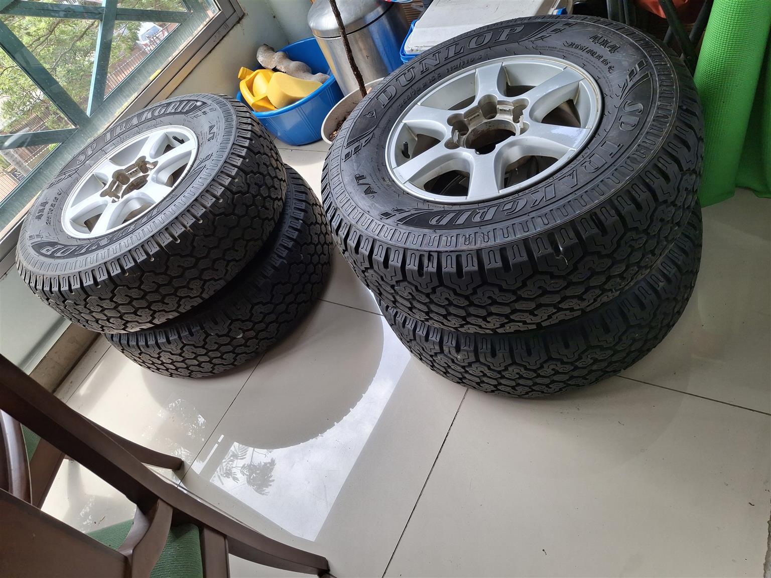 4 Tyres and rims, 255/70R15 Dunlop SP Trackgrip 4X4. Rims : Isuzu go big