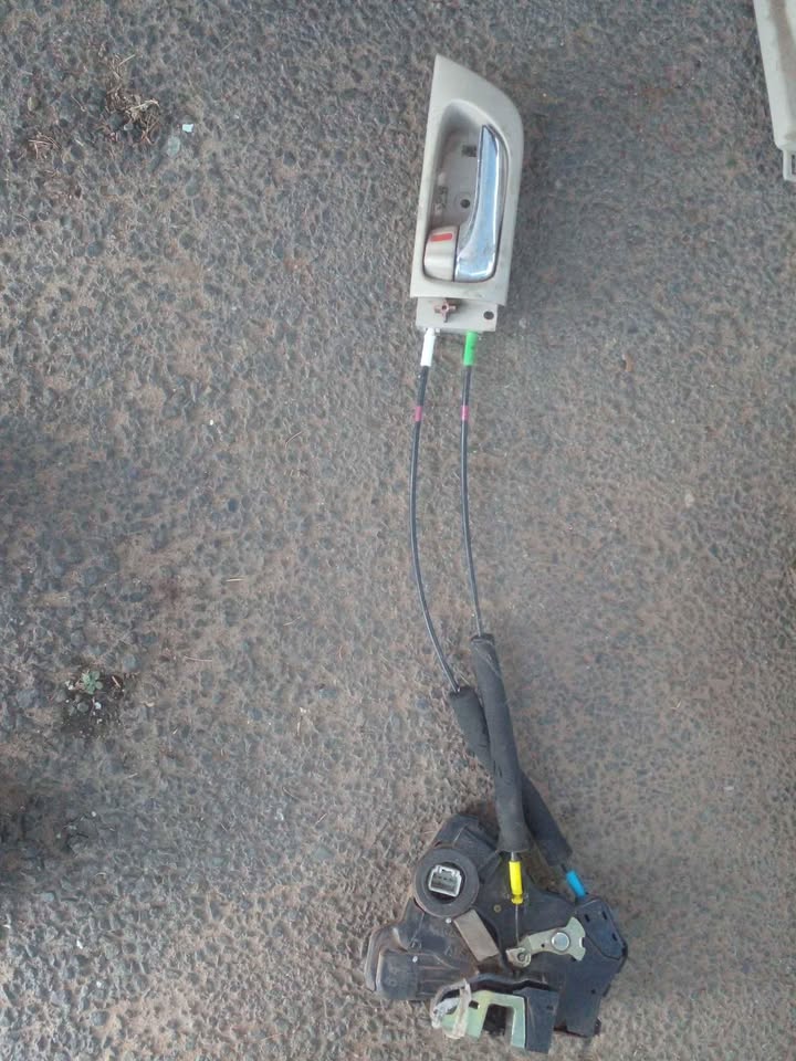 Toyota prado 120 V6 L/front door lock - Private Seller