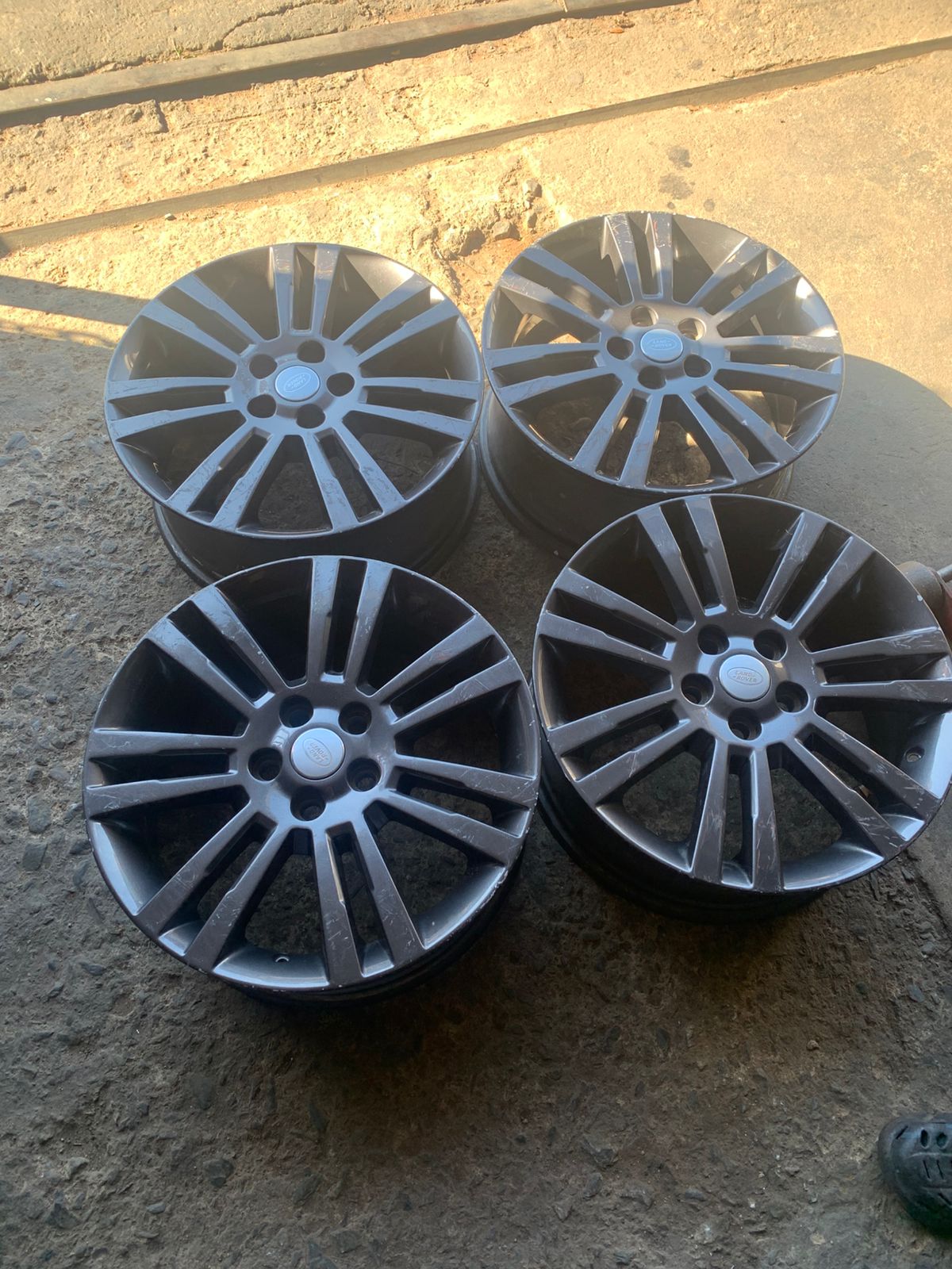 A set of 19inch Land rover LR4 mags - Private Seller A set of 19inch Land rover LR4 mags - Private Seller