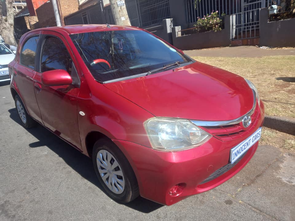2013 TOYOTA ETIOS HATCHBACK 1.5 ENGINE PETROL, MANUAL, MAROON COLOR,