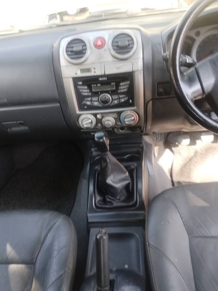 2012 ISUZU KB300 LX DTEQ DOUBLE CAB MANUAL