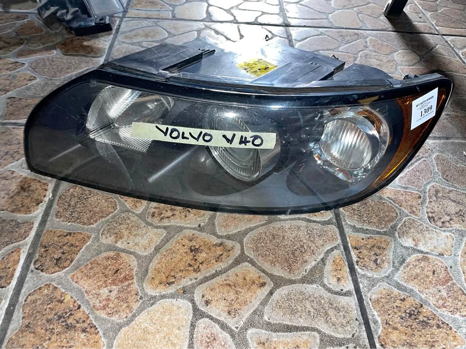 Volvo V40/V50 headlight - Private Seller Volvo V40/V50 headlight - Private Seller
