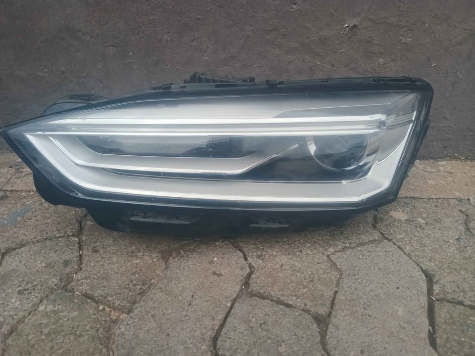 Audi A5 2016  left side headlight - Private Seller