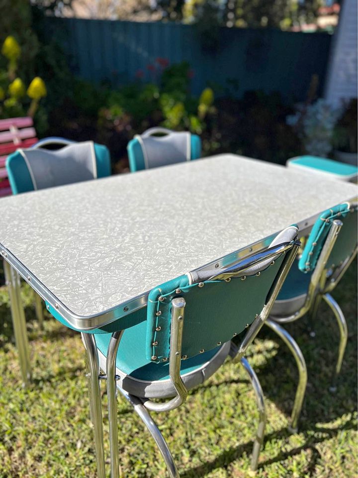 Looking for "vintage formica" kitchen table / countertop. contact me for offer.