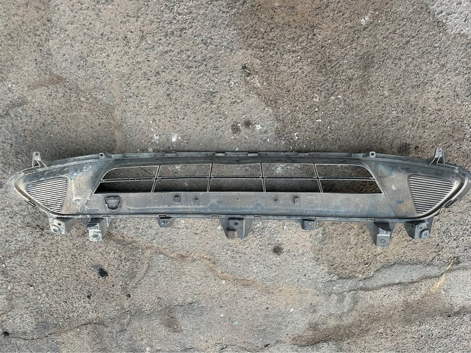 2017 kia Sorento lower bumper grille - Private Seller 2017 kia Sorento lower bumper grille - Private Seller