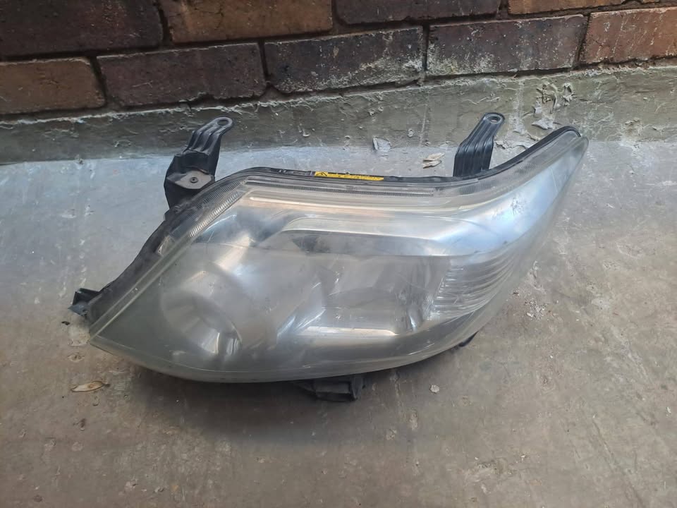 2011 - 2015 TOYOTA FORTUNER HEADLIGHT LEFT HAND SIDE R10 - Private Seller 2011 - 2015 TOYOTA FORTUNER HEADLIGHT LEFT HAND SIDE R10 - Private Seller