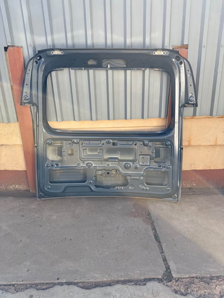Hyundai Staria Tailgate Boot Lid - Private Seller Hyundai Staria Tailgate Boot Lid - Private Seller