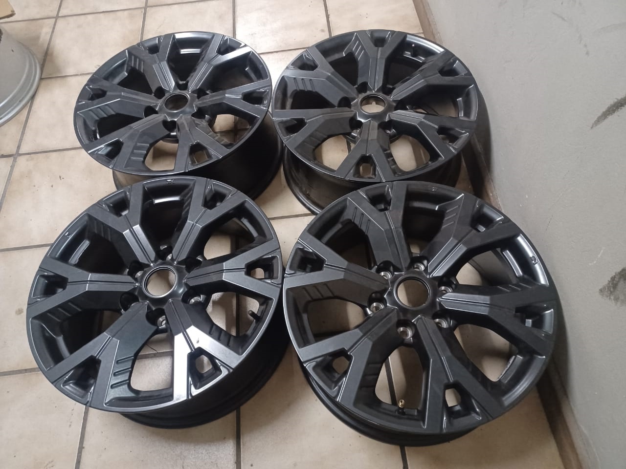 18 inch Isuzu X-Rider latest model original set - Private Seller 18 inch Isuzu X-Rider latest model original set - Private Seller